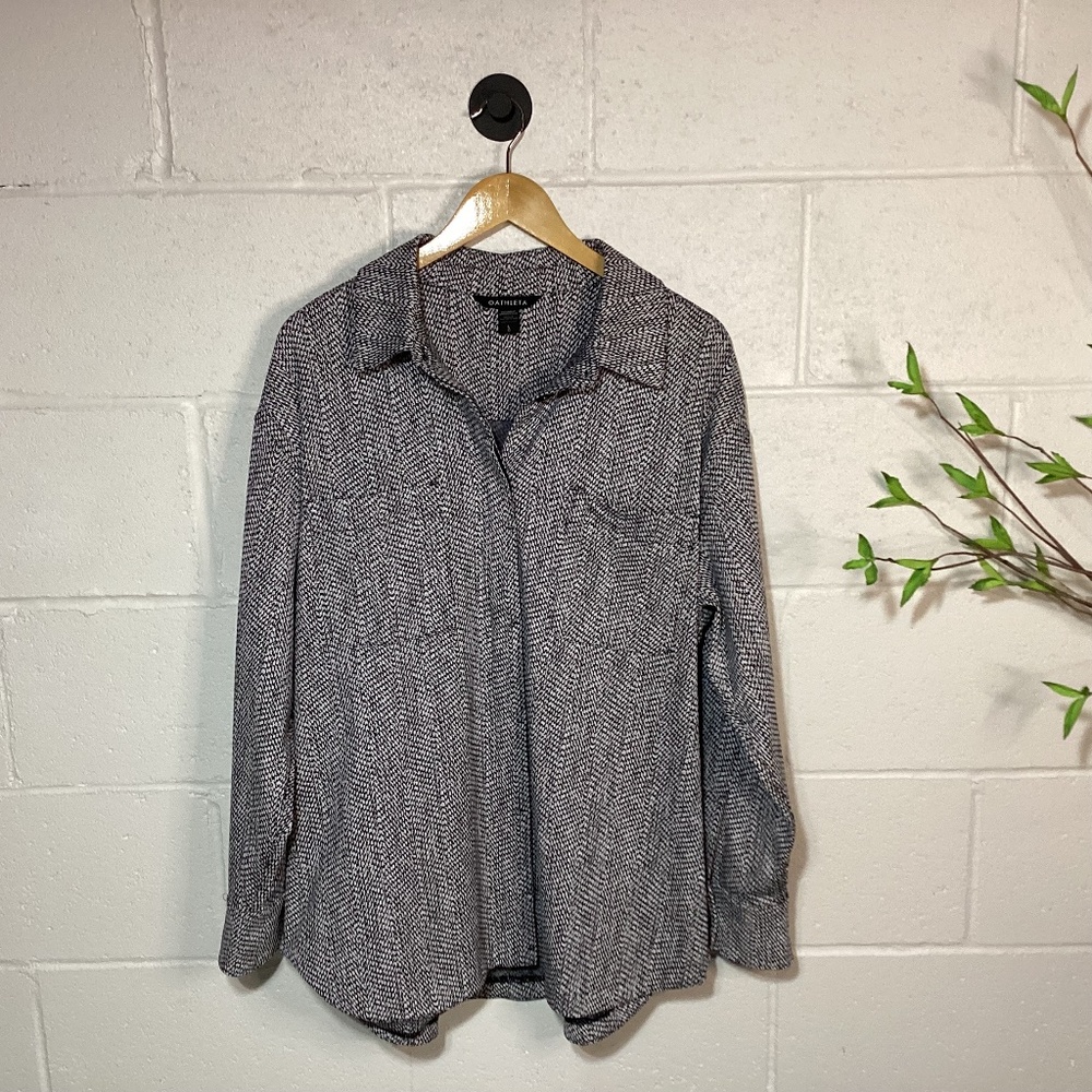 Athleta Women’s Button Down Shirt | Curved Hem | Large